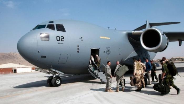 Yankee go home: последний американский самолёт покинул аэропорт Кабула (2 фото)