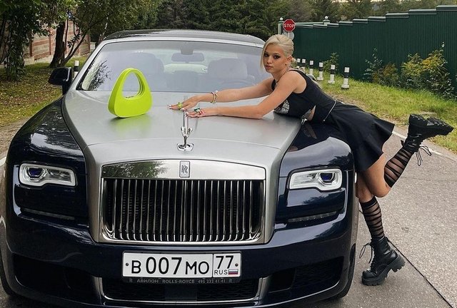 Валя Карнавал и Юлия Гаврилина купили себе элитные машины (2 фото)