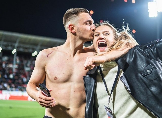 Михаил Литвин сделал предложение своей девушке Юлии Бичан на футбольном поле (16 фото)