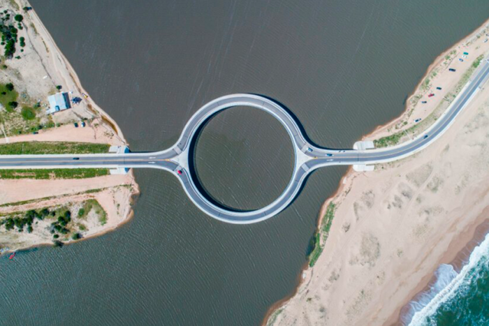 Почему мост в Уругвае имеет круглую форму? (2 фото)  