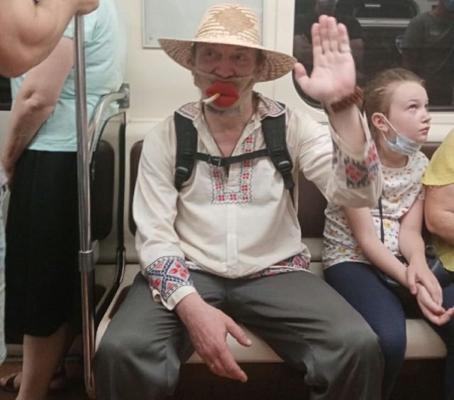 Модники и чудаки из метро (15 фото)