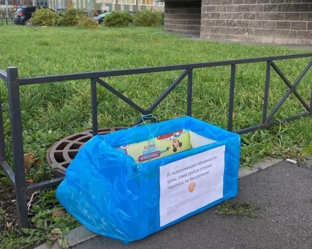 В Петербурге жители отчаялись ждать урн и сделали "исполняющие обязанности" мусорки (3 фото)