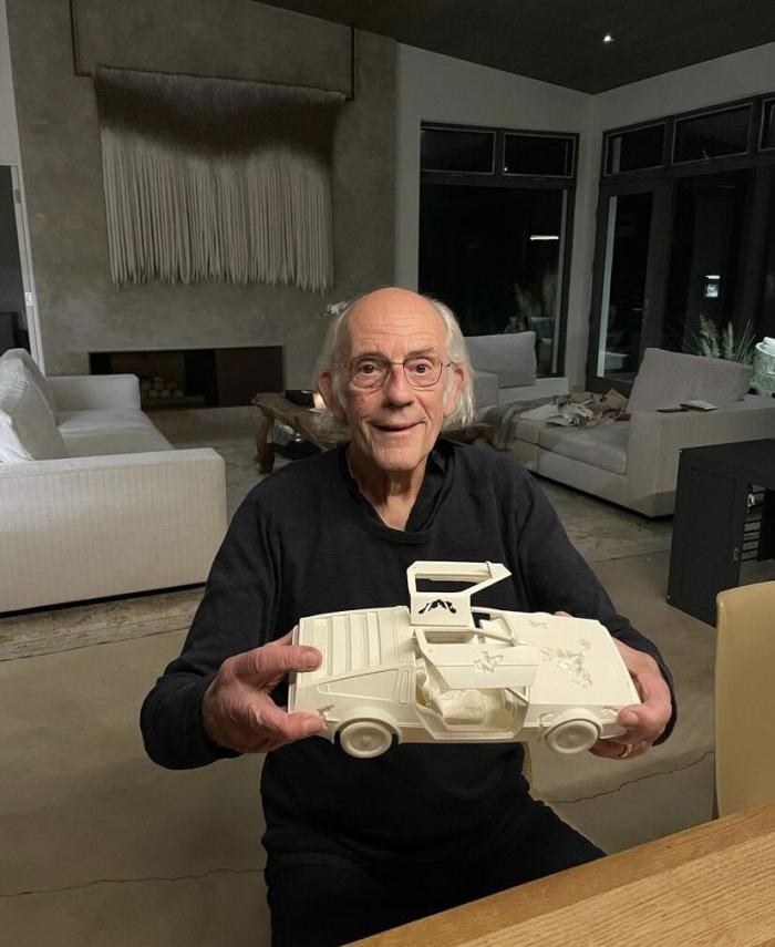 Кристоферу Ллойду подарили на день рождения уменьшенную копию автомобиля DeLorean (2 фото) 