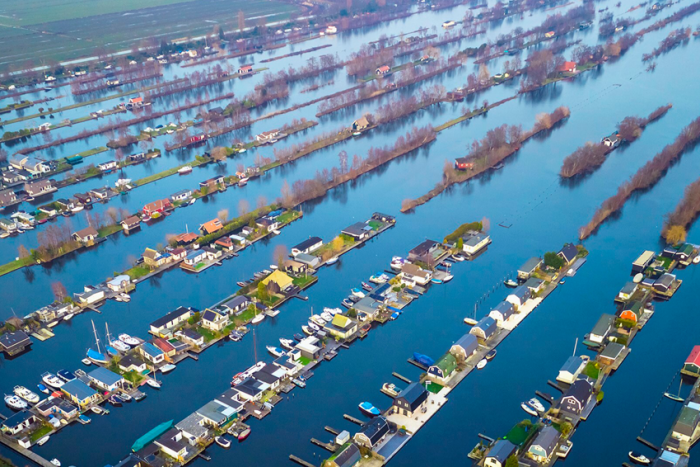 Озеро с "полосатыми" островами. Как добыча торфа создала отличный курорт в Нидерландах? (4 фото) 