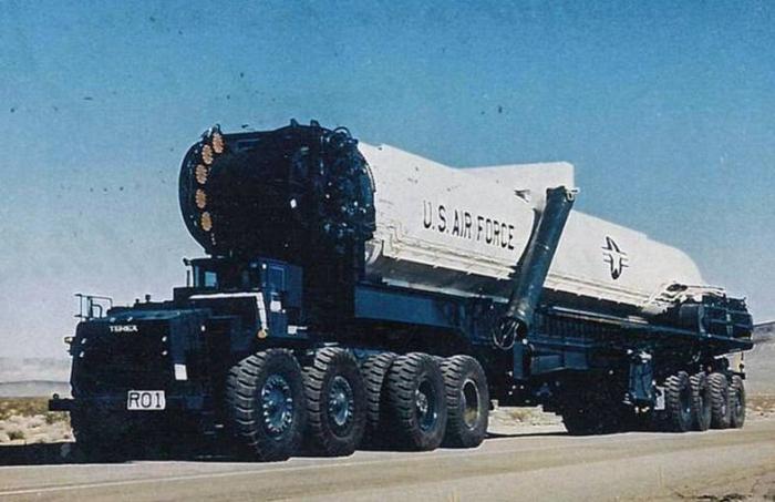 Terex MX 8x8 — тягач для перевозки межконтинентальной баллистической ракеты из США (6 фото)  