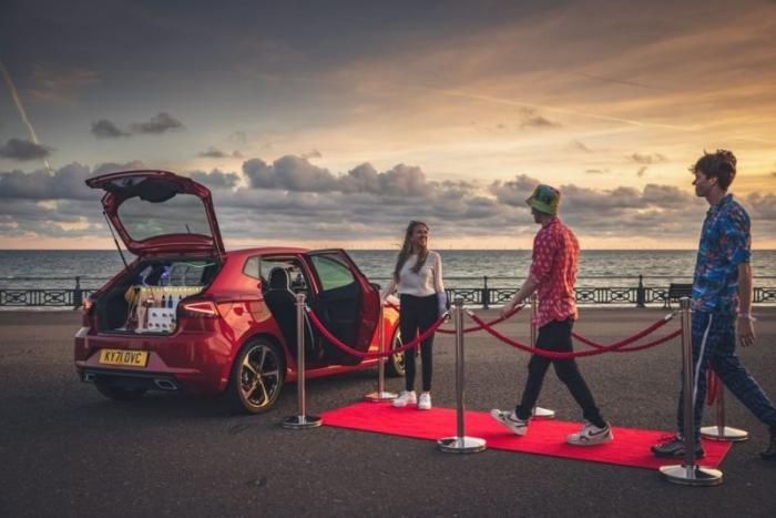 Самый маленький ночной клуб: автомобиль для вечеринок построили из Seat Ibiza (6 фото) 