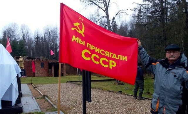В Тверской области появился бюст Иосифу Сталину, который освятил настоятель местного храма (4 фото)