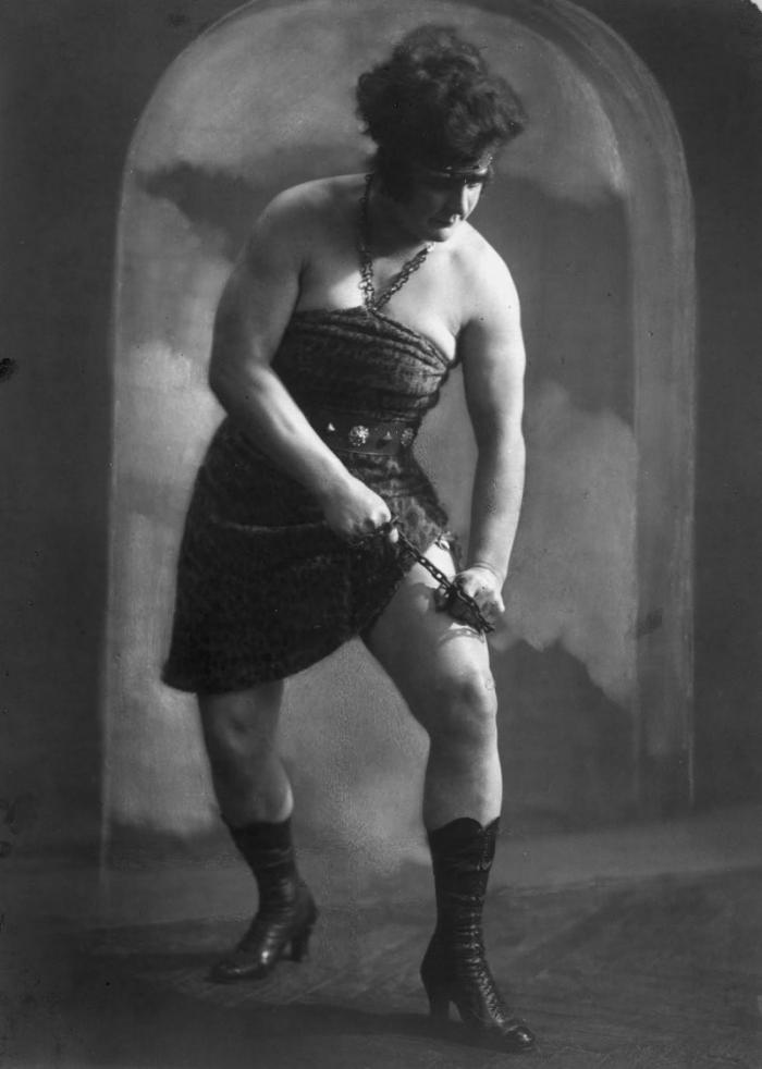  Первые силачи и их невероятные трюки на снимках 1890-1940 годов (24 фото)  