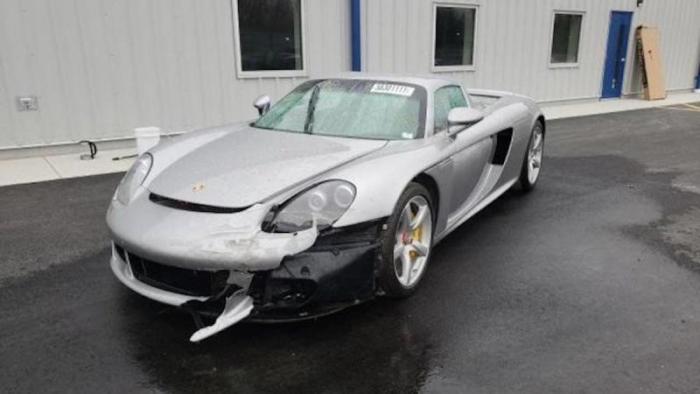 На продажу выставили разбитый Porsche Carrera GT: повреждения суперкара не кажутся слишком серьезными (7 фото)