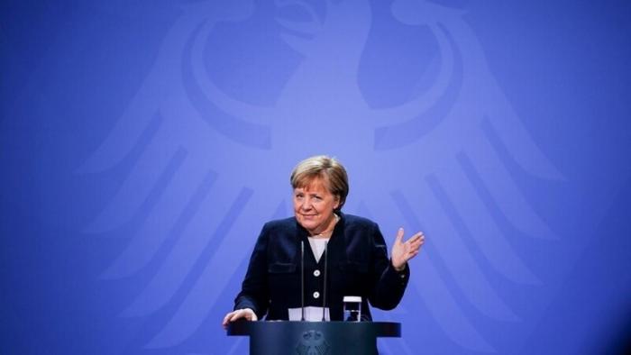  Поляки рисуют Меркель рядом с Гитлером и требуют репараций (2 фото)  
