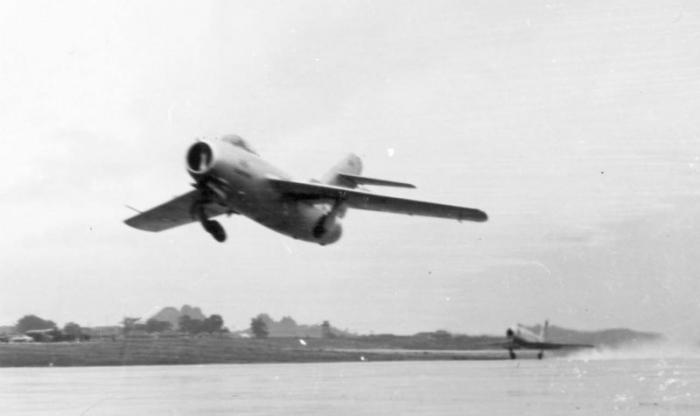  Как подбитый советский летчик протаранил американский самолет в небе Кореи (5 фото)  