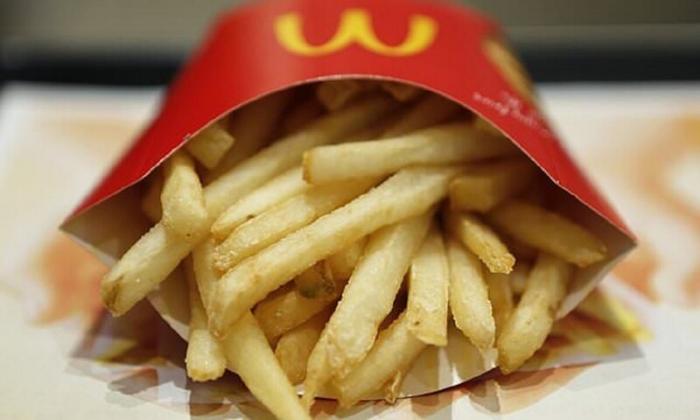  По штуке в руки! Японский "Макдоналдс" столкнулся с дефицитом картошки фри (4 фото)