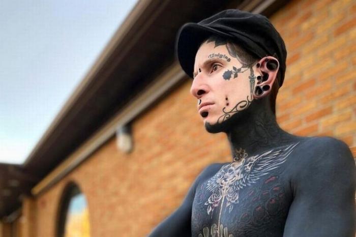  Экстремальный фанат татуировок рассказал о том, сколько стоила его трансформация (5 фото)