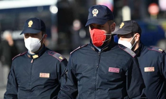  Не комильфо: итальянских полицейских возмутили розовые маски (2 фото)  
