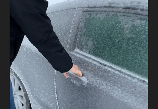 Машина в ледяной глазури (видео)
