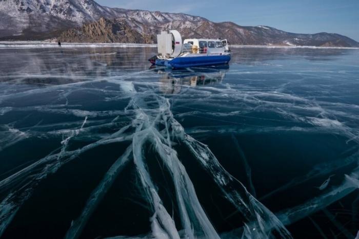  Туры по льду Байкала пользуются ажиотажным спросом (2 фото)  