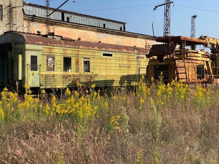  "Кладбище" распотрошённых локомотивов и советских поездов в полузаброшенном абхазском депо (14 фото)  