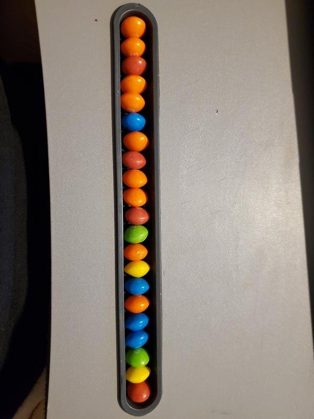 Гравитационный дисплей для skittles