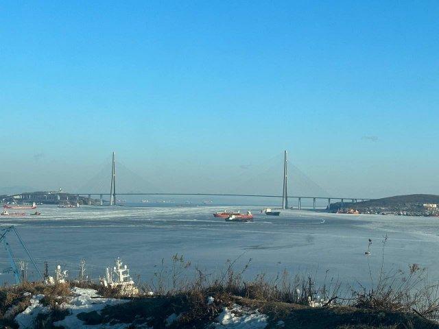 Во Владивостоке морозы сковали льдом судоходную бухту (2 фото)
