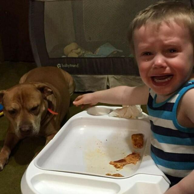 Почему малыш плачет после кормления и как ему помочь