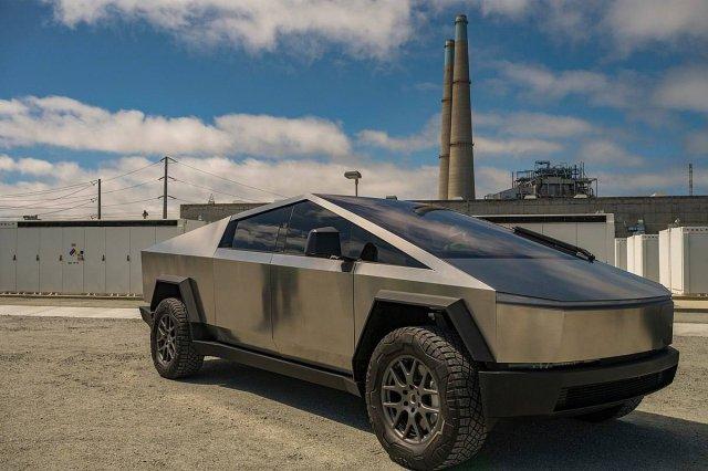 Tesla Cybertruck  DeLorean    (3 )