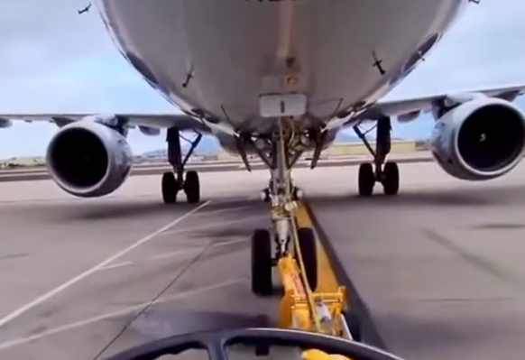 Буксировка самолета глазами водителя тягача&#8288;&#8288; (видео)