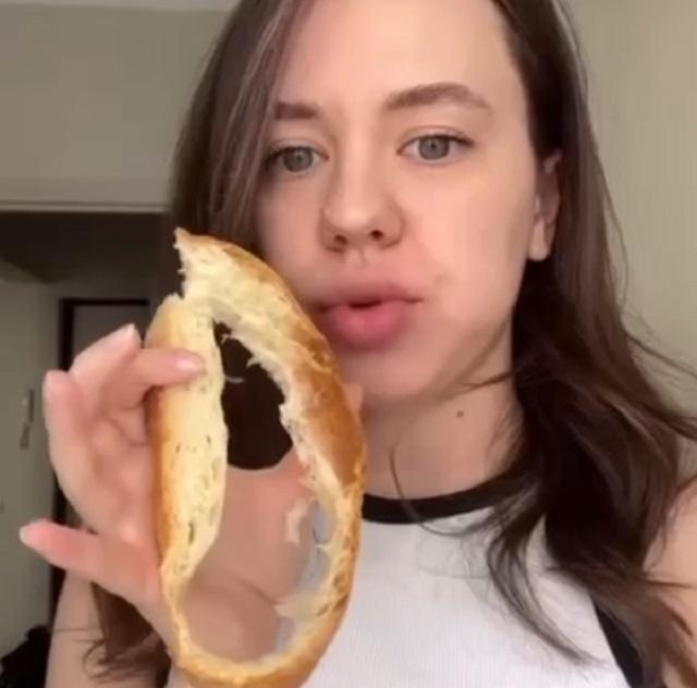 Девушка купила "пустой" хлеб (4 фото)