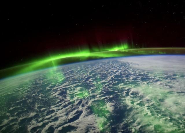 Впечатляющие фотографии северного сияния из космоса (20 фото)