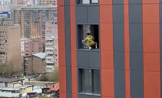 Экстремальное мытьё окон на 14-м этаже сняли в Новосибирске (видео)