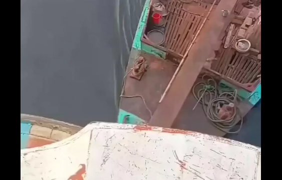 Столкнули и ушли дальше (видео)