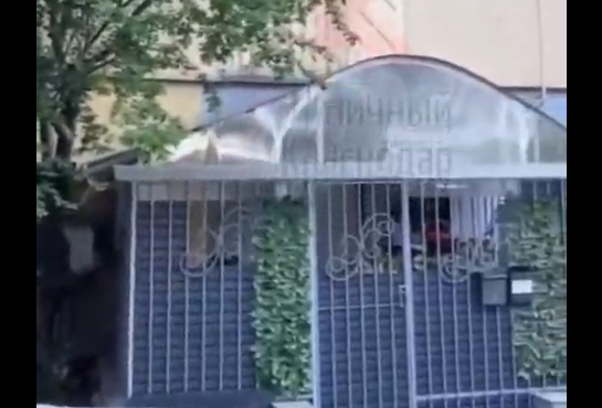 Вырезал окно в глухом торце многоэтажки житель Дагомыса (видео)