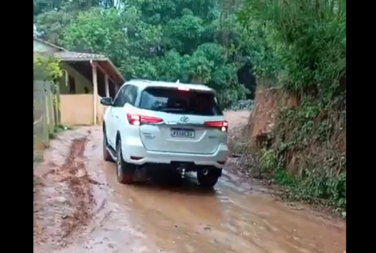 Toyota против скользкого склона (видео)