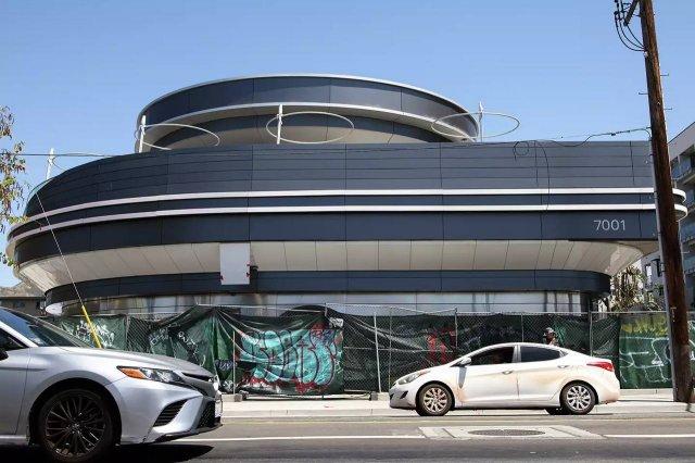 Дайнер Илона Маска на Santa Monica blvd в Голливуде (3 фото)