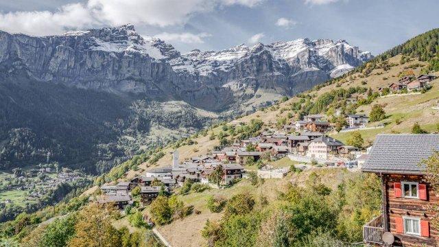 Швейцария заплатит 22 тысячи долларов за переезд в альпийскую деревню (6 фото)