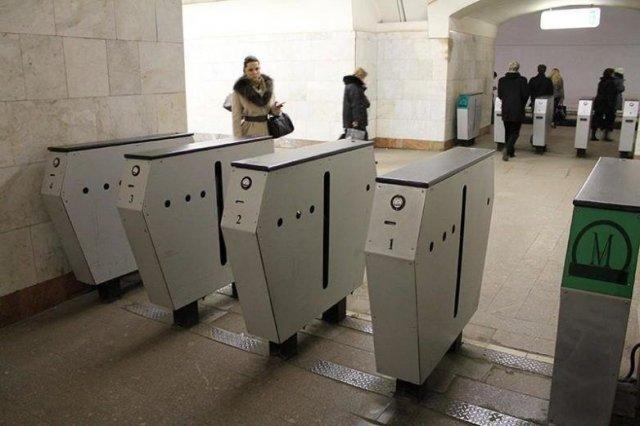 В Москве появились новые турникеты в метро (3 фото)