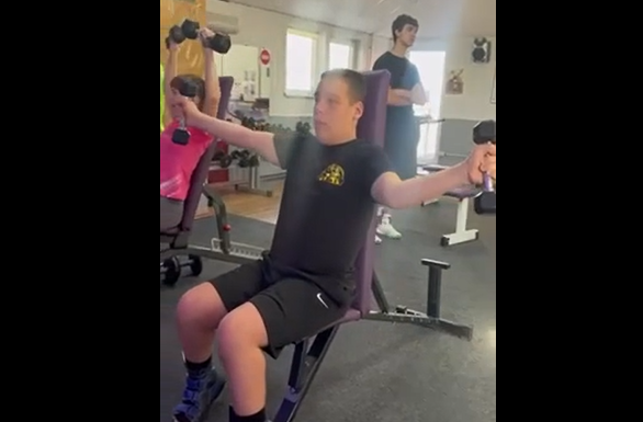 "Неловкая ситуация": в соцсетях решили поддержать парня в качалке, но есть нюанс (5 фото + видео)