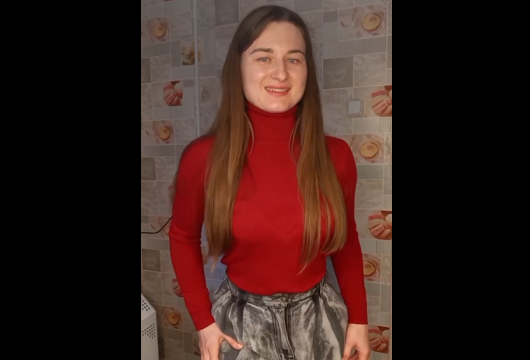 Девушка показала, что внутри каждой тихони живёт оторва, жаждущая танцев (3 фото+видео)