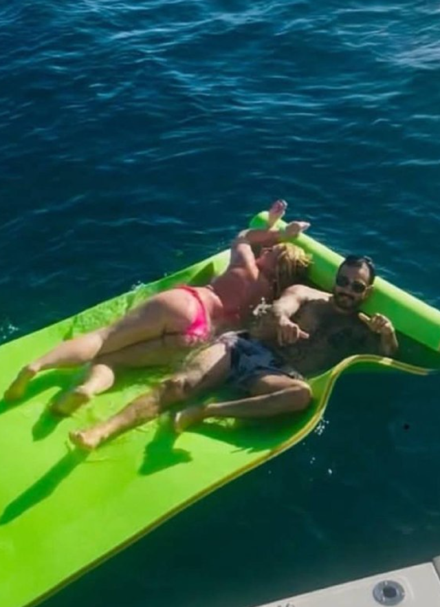 Очередной ухажер Бритни Спирс (4 фото)