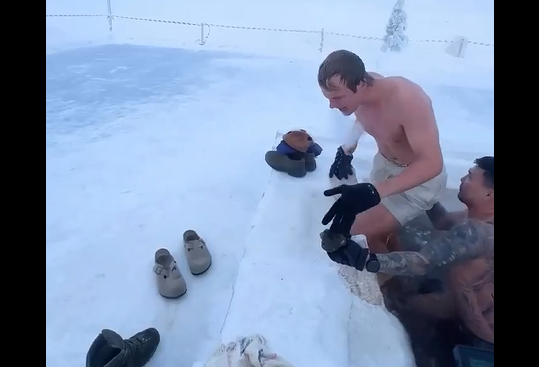 Голландец окунулся в прорубь в Якутии при -52°C (видео)