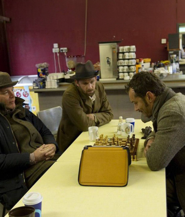 Чем Гай Ричи занимается на съемочной площадке во время перерывов? (9 фото)