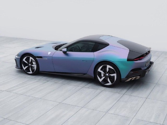 Спорткар-хамелеон от Ferrari (3 фото)