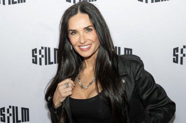 Деми Мур бахнула каре и появилась в новом образе на модном показе (3 фото)