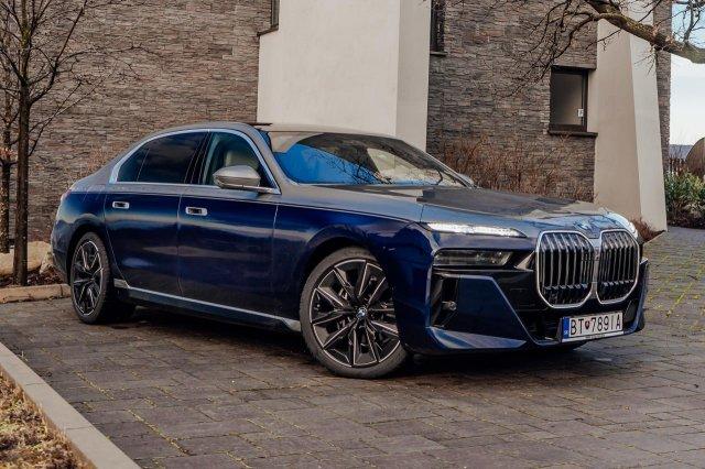 BMW показала новую «семёрку» с теми же огромными «ноздрями» и обновлённым салоном (5 фото)