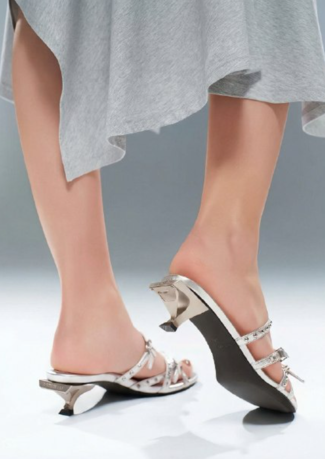 Туфли с каблуками-открывашками появились на маркетплейсах (2 фото)