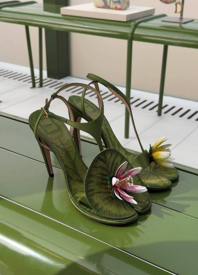 Босоножки в форме кувшинок в новой коллекции Dior (3 фото)