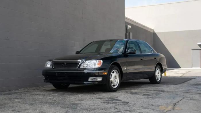  �� 26-������ Lexus LS � �������� 2388 �� ���������� ���� ����� ��������� (19 ����)
