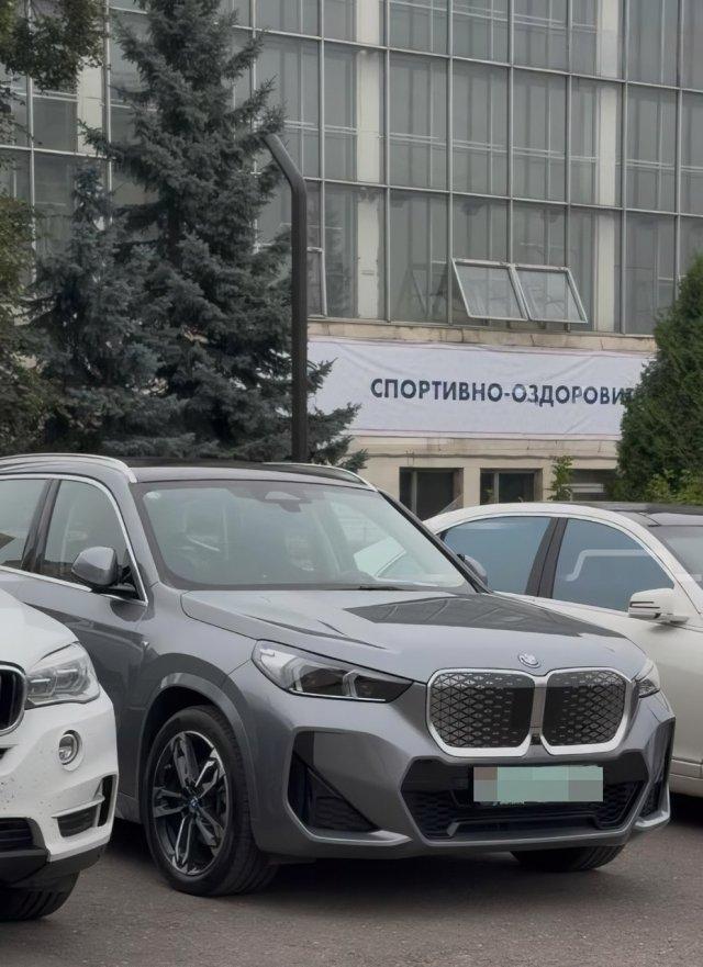 Ничего необычного, просто студенческая парковка МГУ (6 фото)