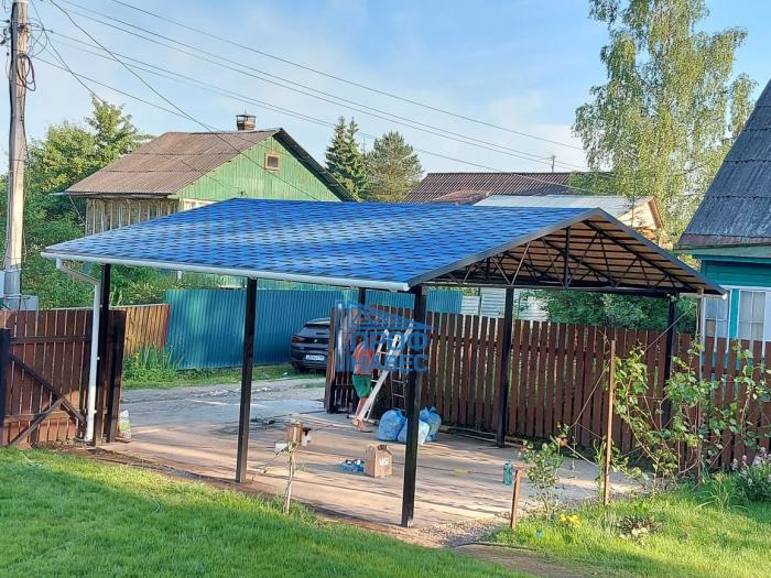 Идеальный зонт для загородного двора: почему навесы из мягкой кровли завоевывают популярность